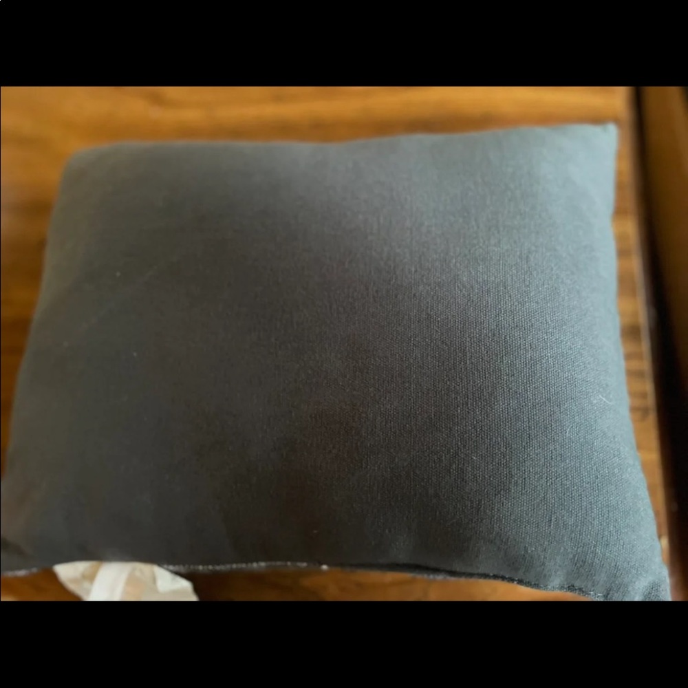 Small pillow
Perfect for entryway or couch
Blueish/grey - Picture 4 of 4